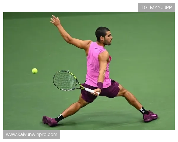 网球赛季最新动态揭示顶尖选手激烈竞争与突破瞬间